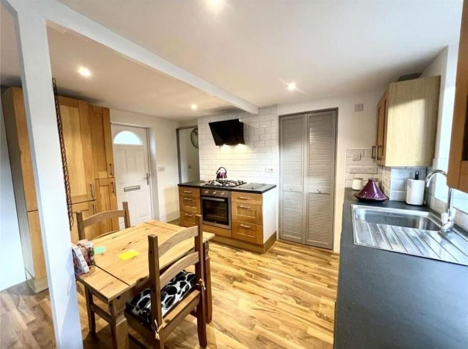 Kitchen or kitchenette, Dining area, oven, stove