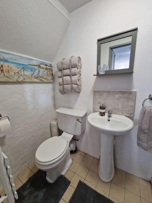 Toilet, Bathroom, towels