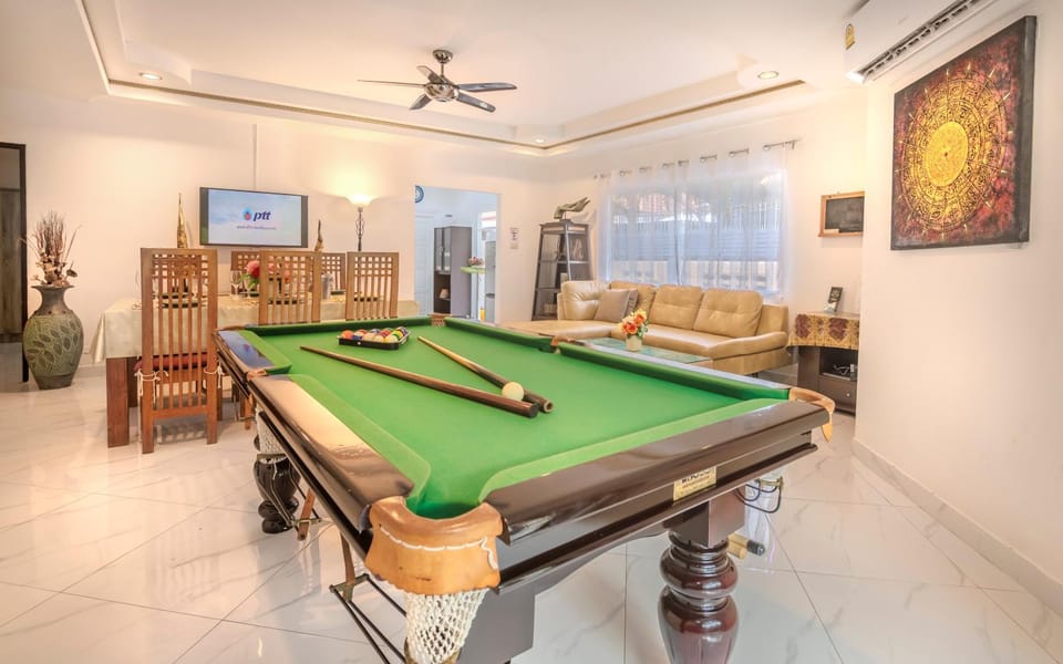 Billiard, Billiard, Game Room, Game Room, Living room, Seating area