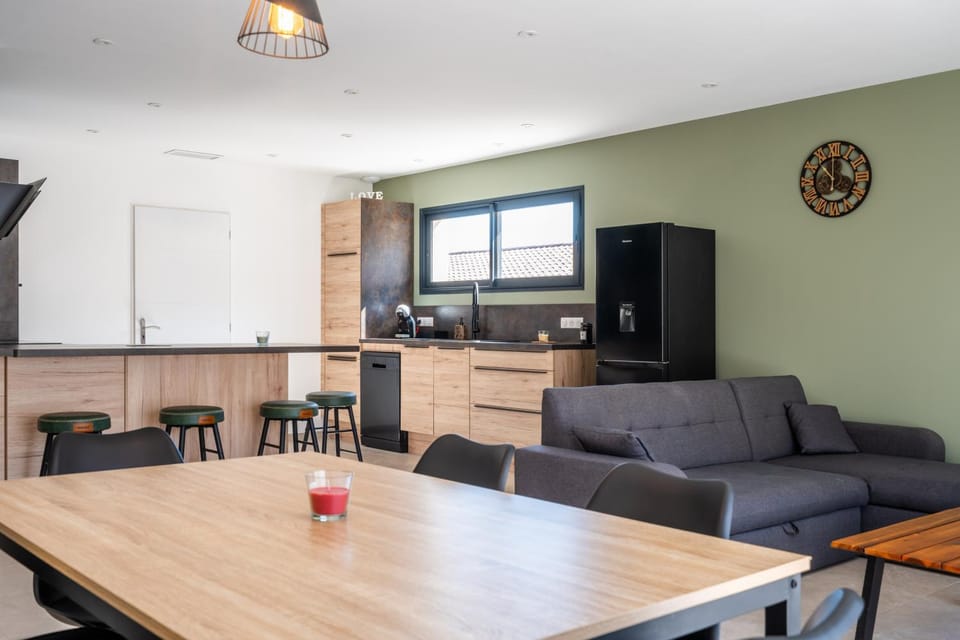 Kitchen or kitchenette, Living room, Seating area, Dining area, oven