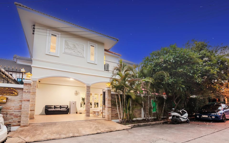 Property building, Neighbourhood, Parking