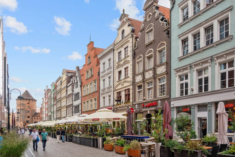 Property building, Nearby landmark, Day, People, Neighbourhood, Food and drinks, City view, Street view, Location
