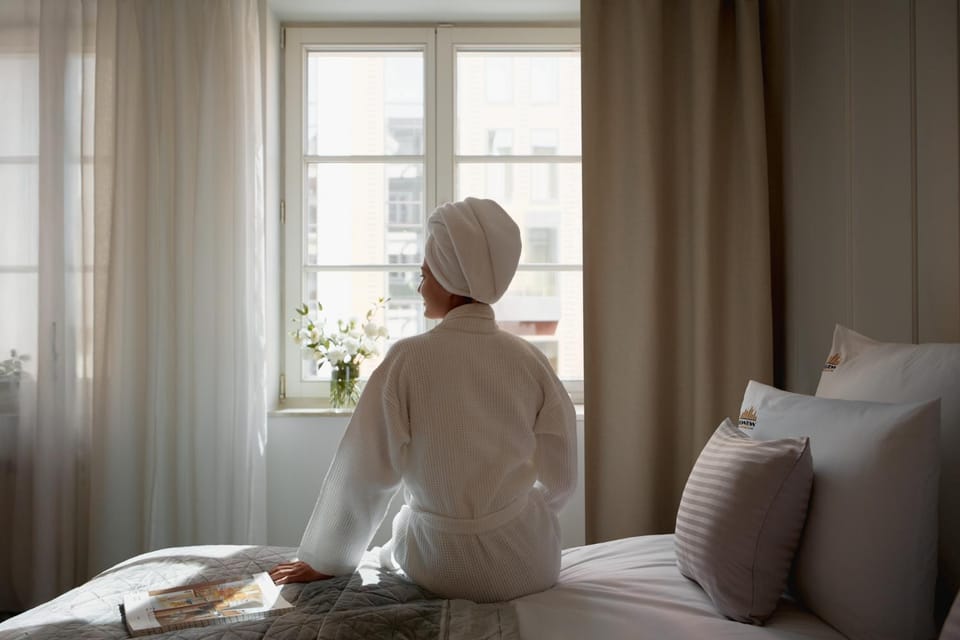 Bed, People, Photo of the whole room, Bedroom, towels