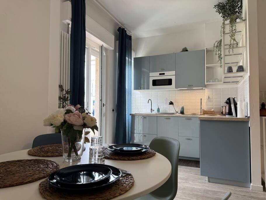 Coffee/tea facilities, Dining area, stove
