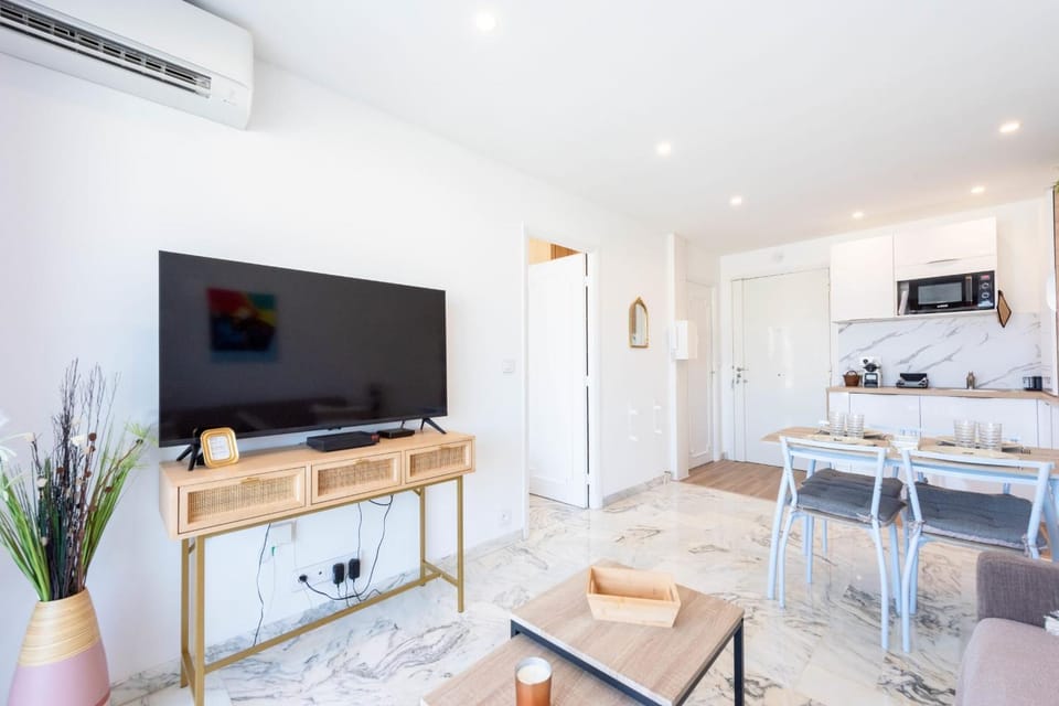 TV and multimedia, Kitchen or kitchenette, Living room, Dining area, air conditioner