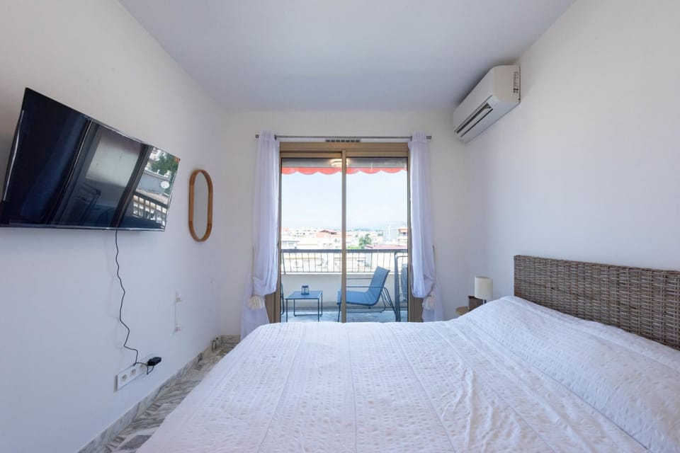 Bed, TV and multimedia, Bedroom, air conditioner