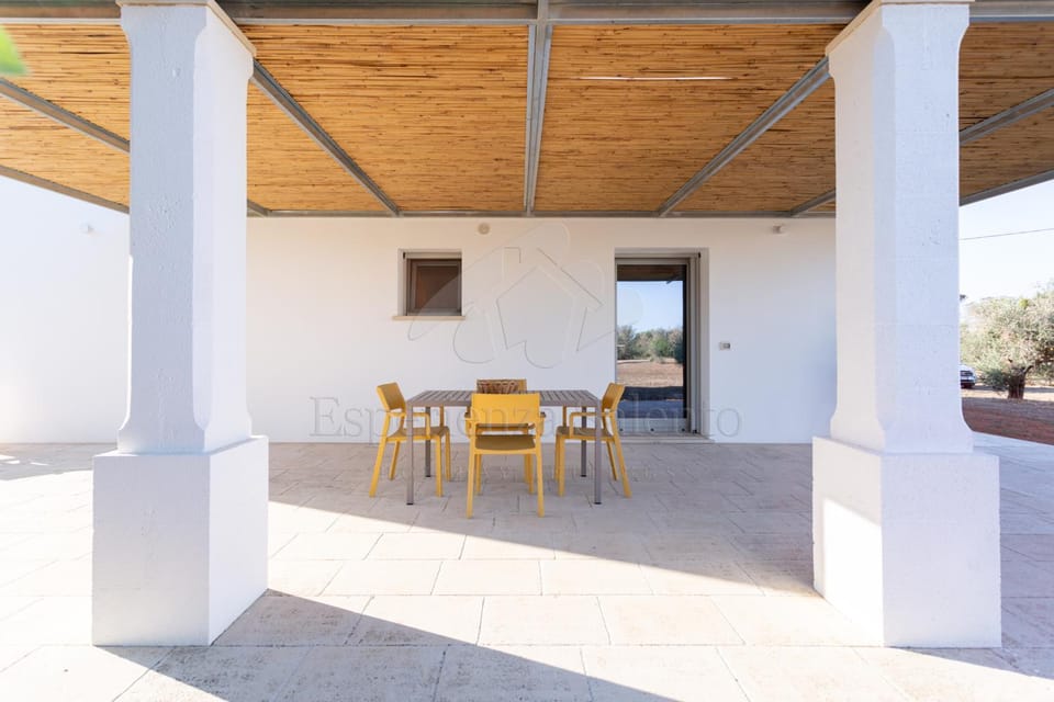 Property building, Patio, Dining area