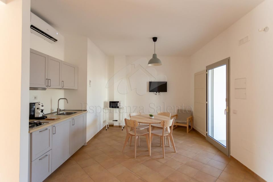 Kitchen or kitchenette, Dining area, stove