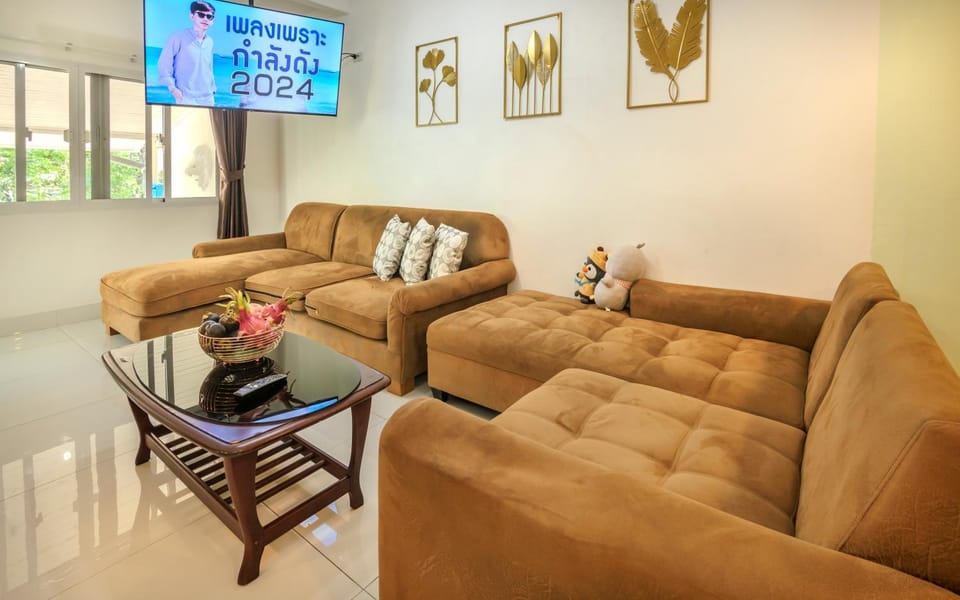 Communal lounge/ TV room, TV and multimedia, Living room, Seating area
