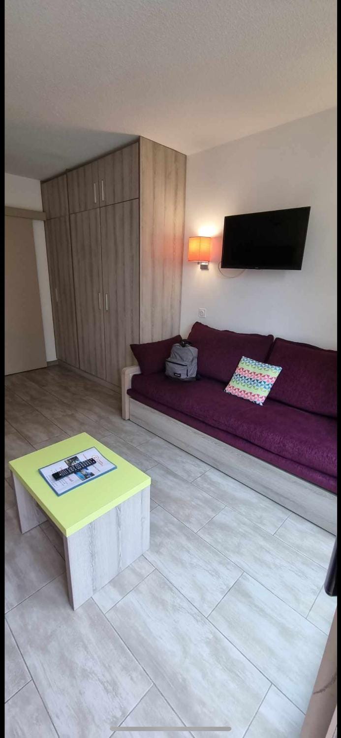 Bed, TV and multimedia, Living room, Seating area