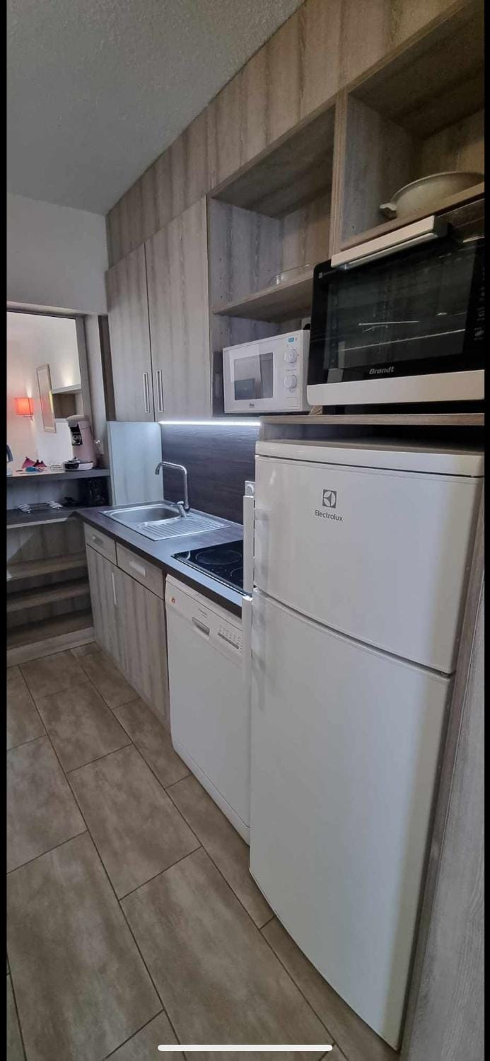 Coffee/tea facilities, Kitchen or kitchenette, dishwasher, microwave, oven