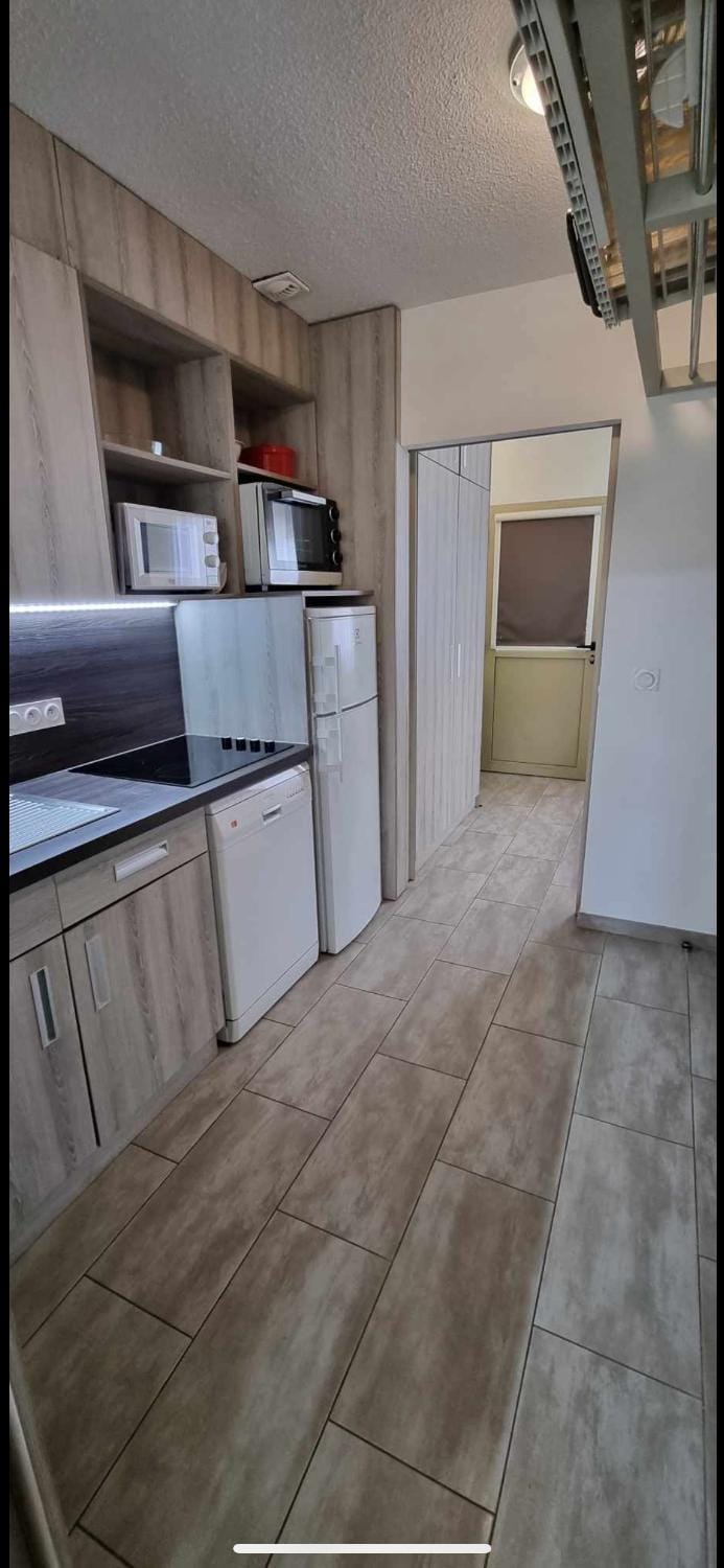 Kitchen or kitchenette, dishwasher, oven, stove