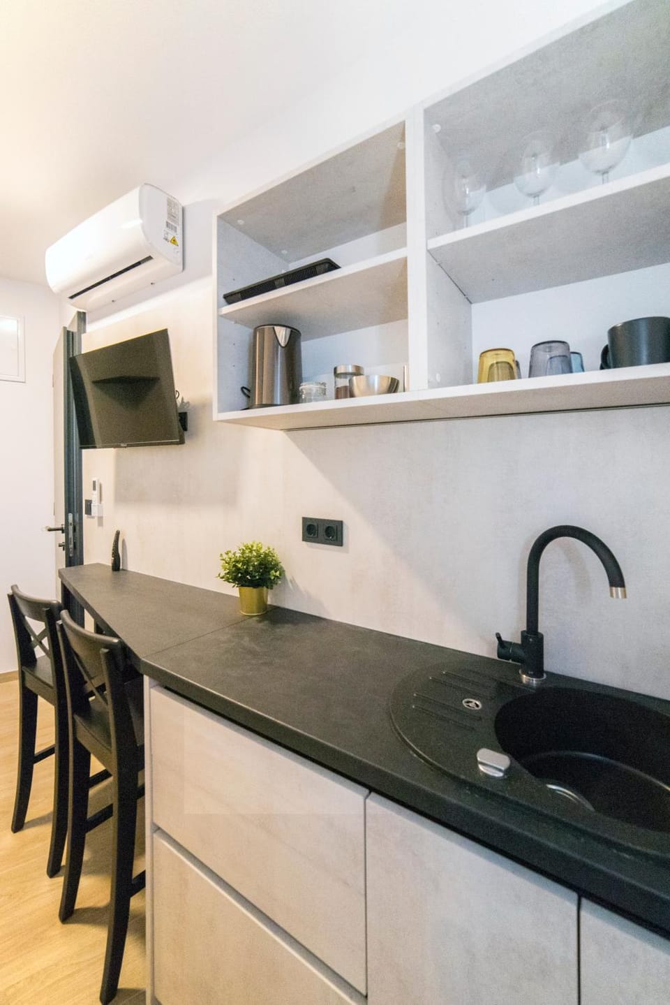 Kitchen or kitchenette, air conditioner
