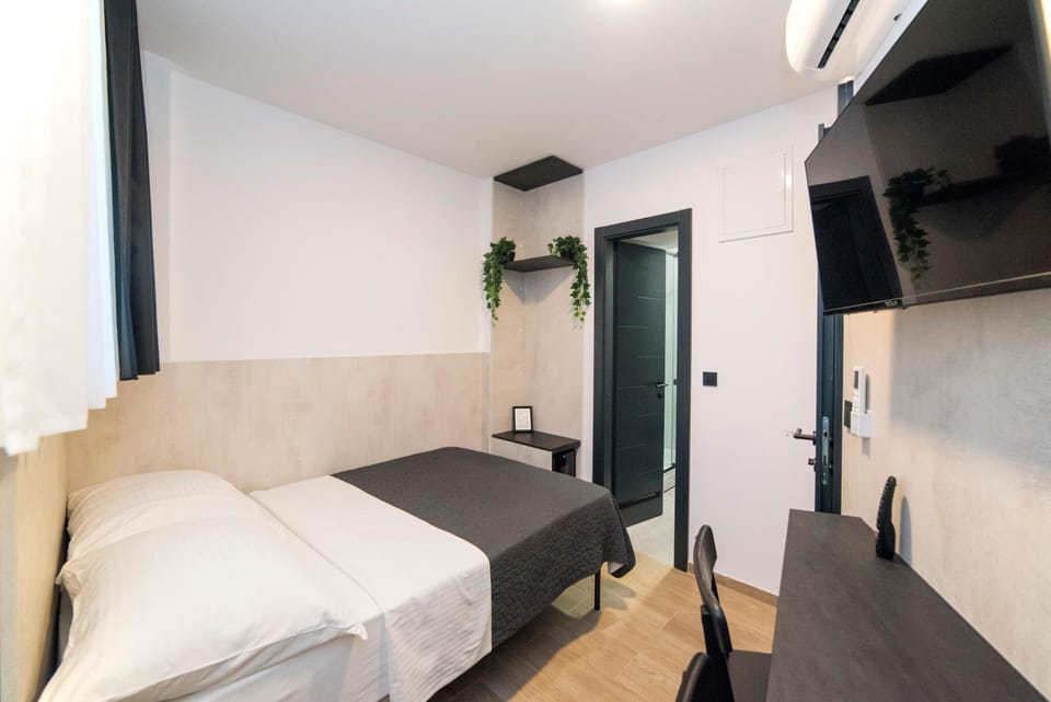 TV and multimedia, Photo of the whole room, Bedroom