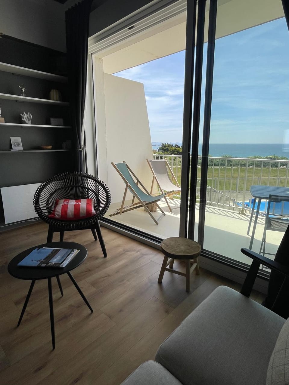 View (from property/room), Balcony/Terrace, Living room, Seating area, Sea view