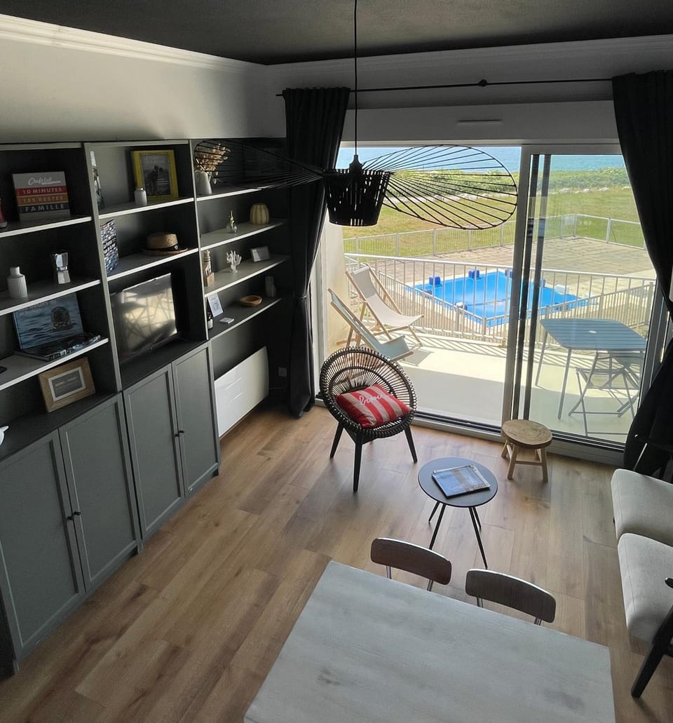 Balcony/Terrace, Living room, Seating area, Swimming pool