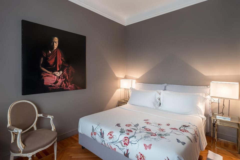 Bed, Day, Photo of the whole room, Decorative detail