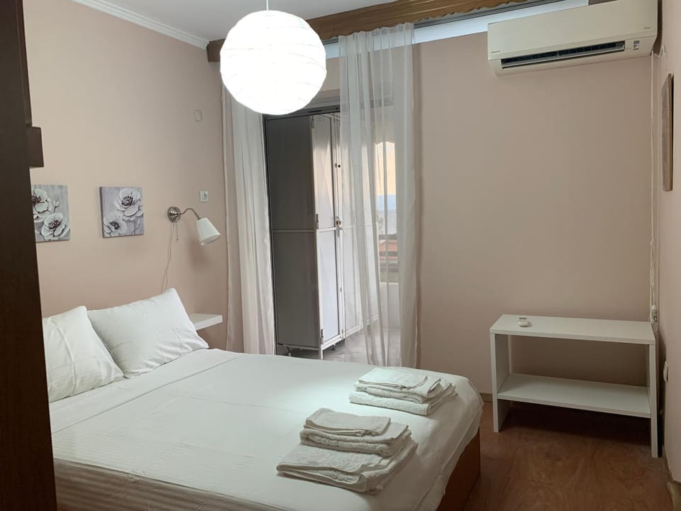 Bedroom, air conditioner