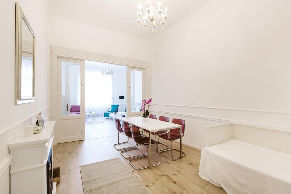 Living room, Photo of the whole room, Decorative detail, Dining area, On site