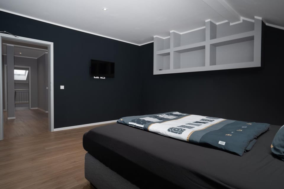 Bed, TV and multimedia, Photo of the whole room, Bedroom, wardrobe