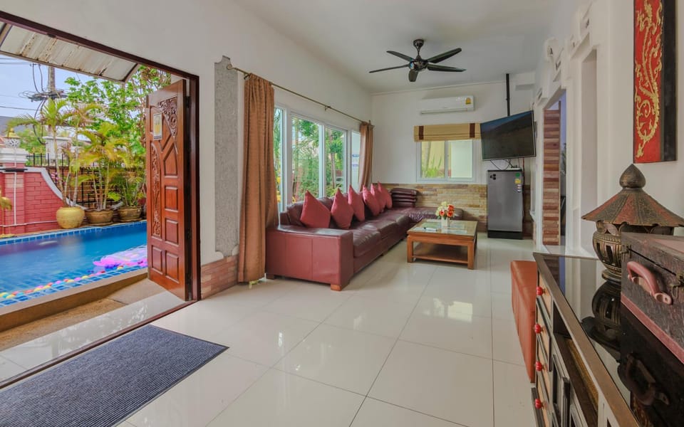 Communal lounge/ TV room, Communal lounge/ TV room, TV and multimedia, Living room, Seating area, Pool view, Swimming pool