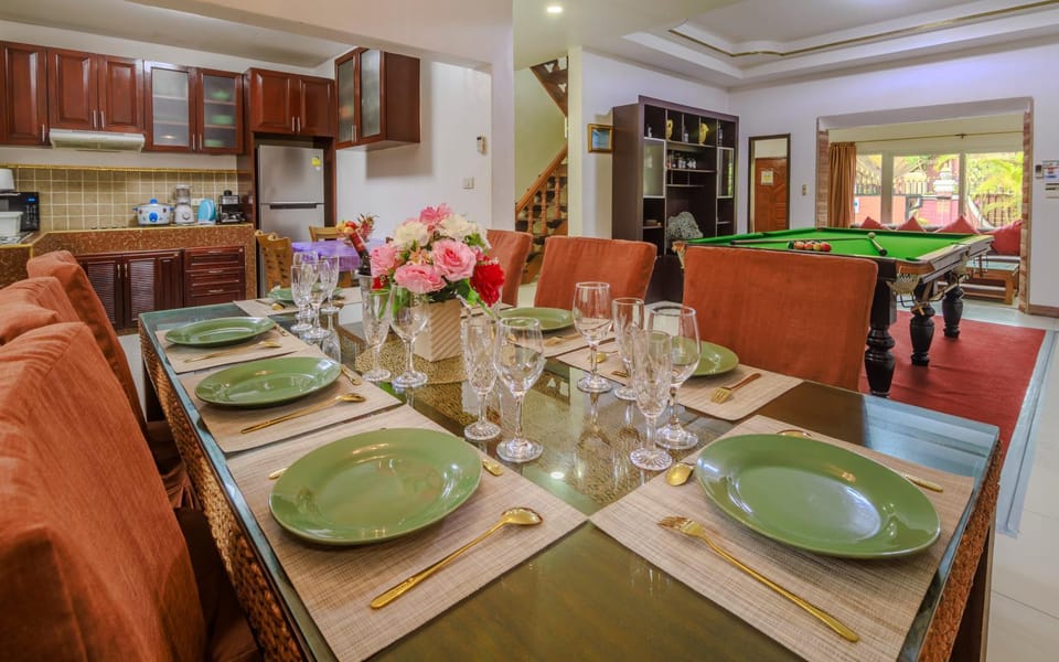 Kitchen or kitchenette, Dining area