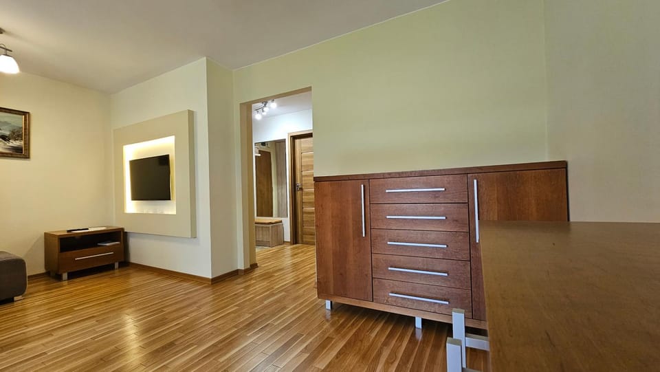 Communal lounge/ TV room, Bed, TV and multimedia, Photo of the whole room, Evening entertainment, Bedroom, wardrobe