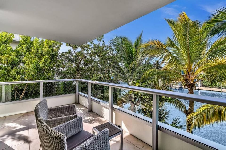 King Suite balcony water views-Hosted by Sweetstay Apartment in Surfside