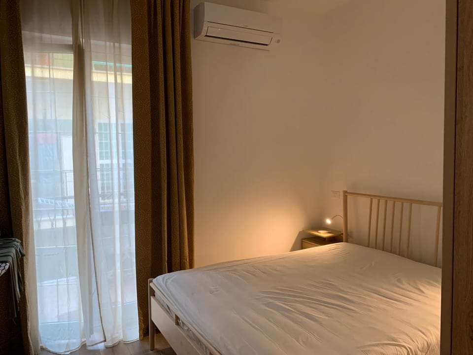 Bed, Photo of the whole room, Bedroom, air conditioner