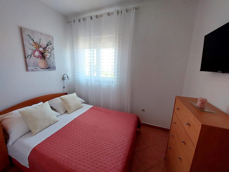 Bed, TV and multimedia, Bedroom
