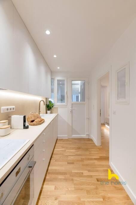 Marina View Haven - King Beds and Cosy Fireplace Apartment in Pireas