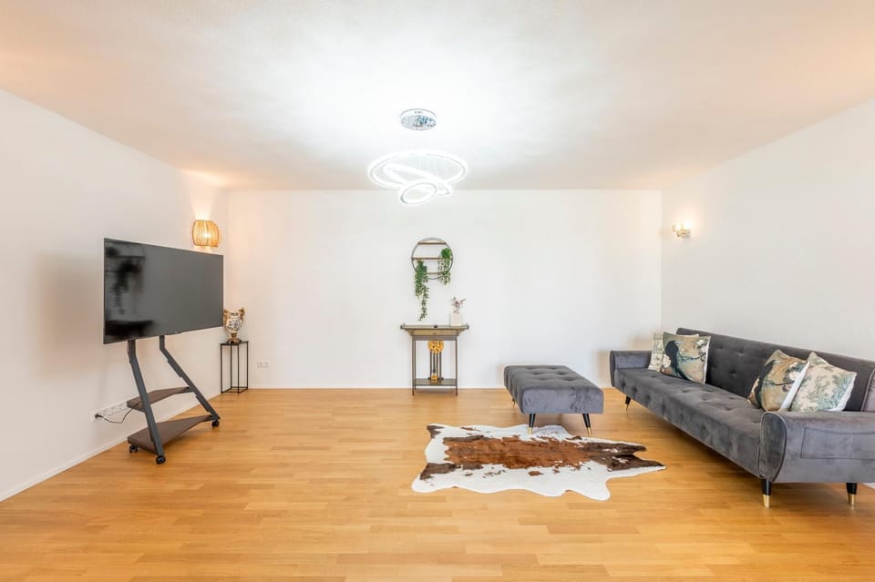 Communal lounge/ TV room, Living room, Seating area, Evening entertainment