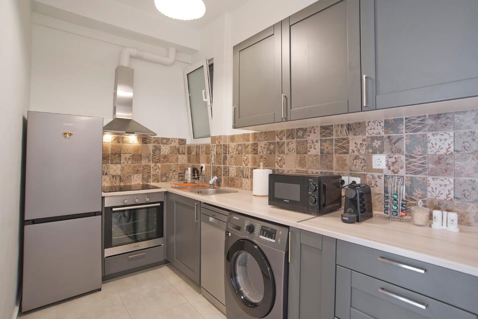 Coffee/tea facilities, Kitchen or kitchenette, dishwasher, oven, stove, washing machine, dryer