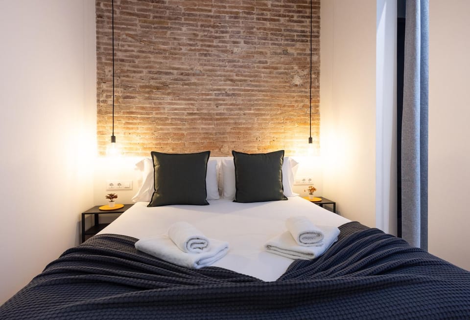 Bed, Photo of the whole room, Bedroom, towels