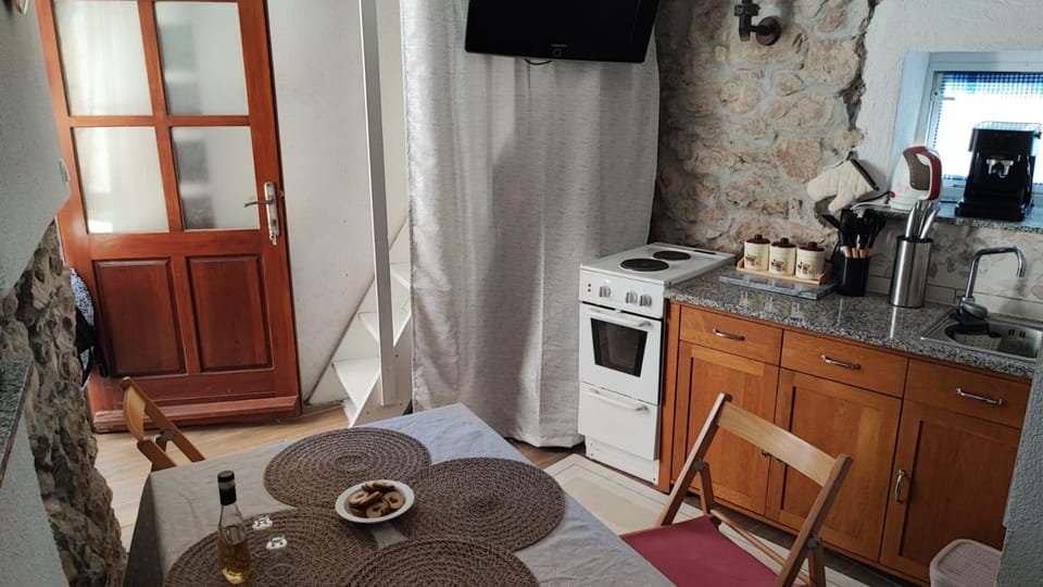 Kitchen or kitchenette, kitchen