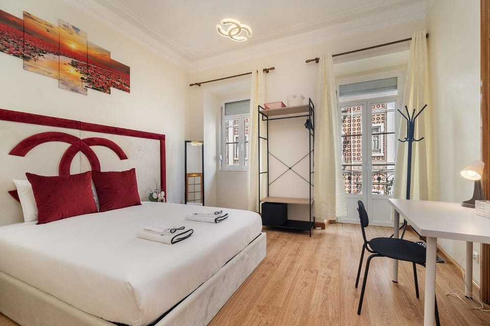 Bed, Seating area, Bedroom