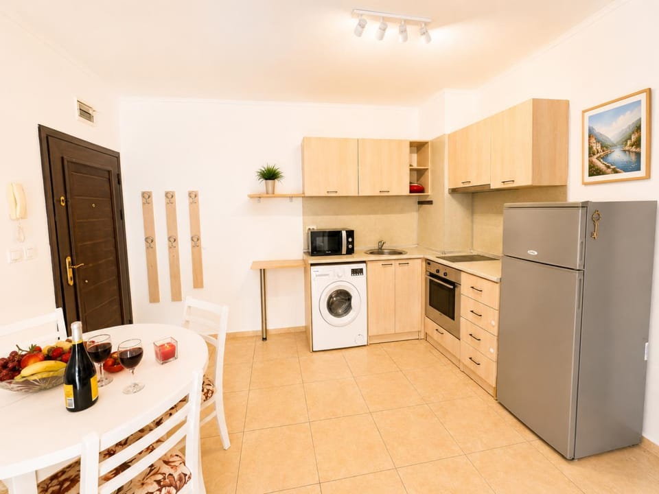Kitchen or kitchenette, Dining area, microwave, oven, stove, washing machine
