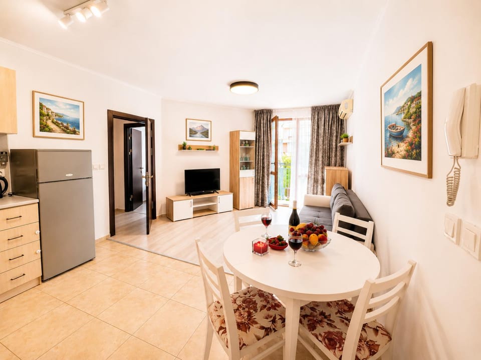 TV and multimedia, Living room, Dining area, air conditioner