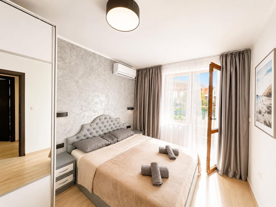 Bed, Bedroom, towels