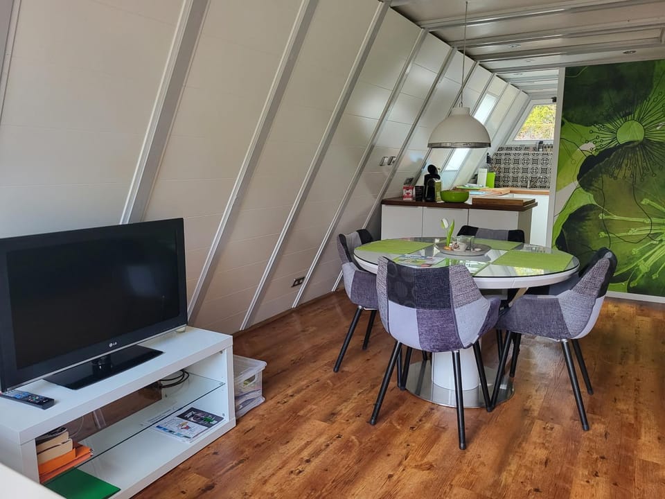 Communal lounge/ TV room, TV and multimedia, Living room, Seating area, Dining area