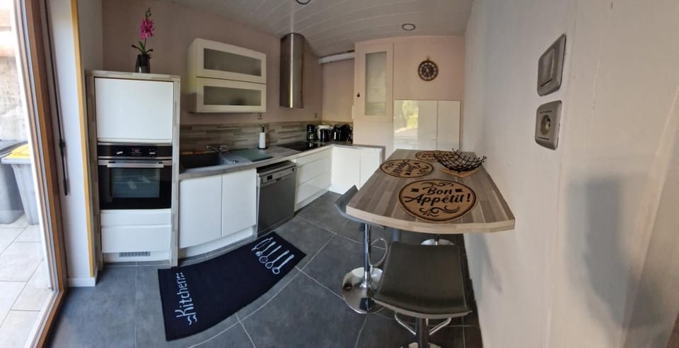 Kitchen or kitchenette, Dining area, oven, stove
