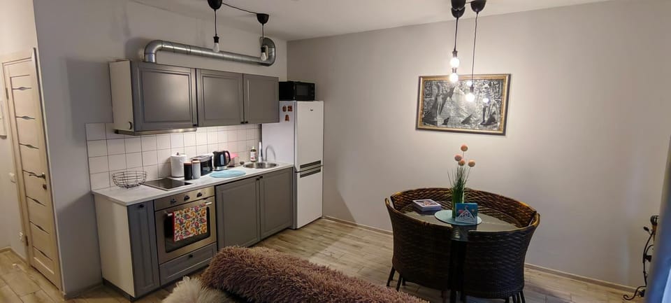 Coffee/tea facilities, Kitchen or kitchenette, Dining area, oven, stove, toaster