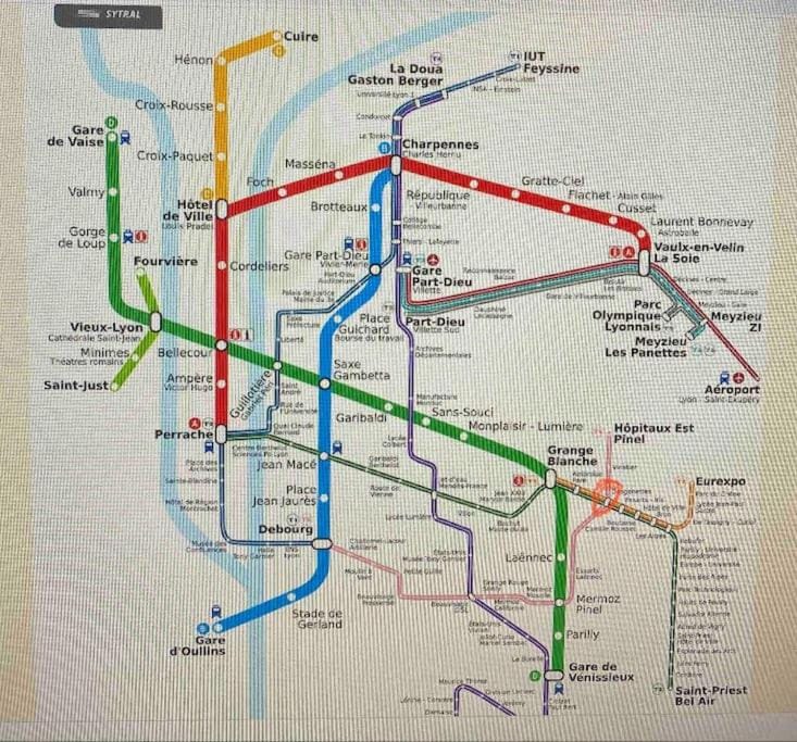 Bron confort lumineux proche eurexpo, hôpitaux Apartment in Lyon