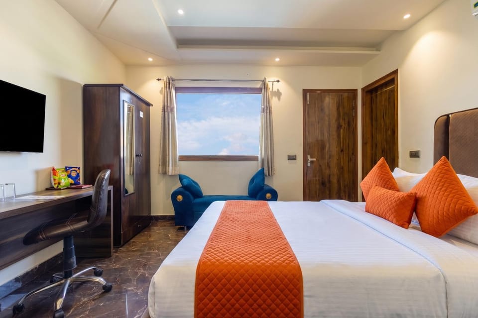 TV and multimedia, Seating area, Bedroom