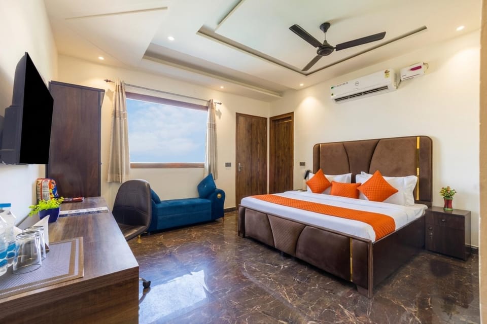Photo of the whole room, Bedroom, air conditioner