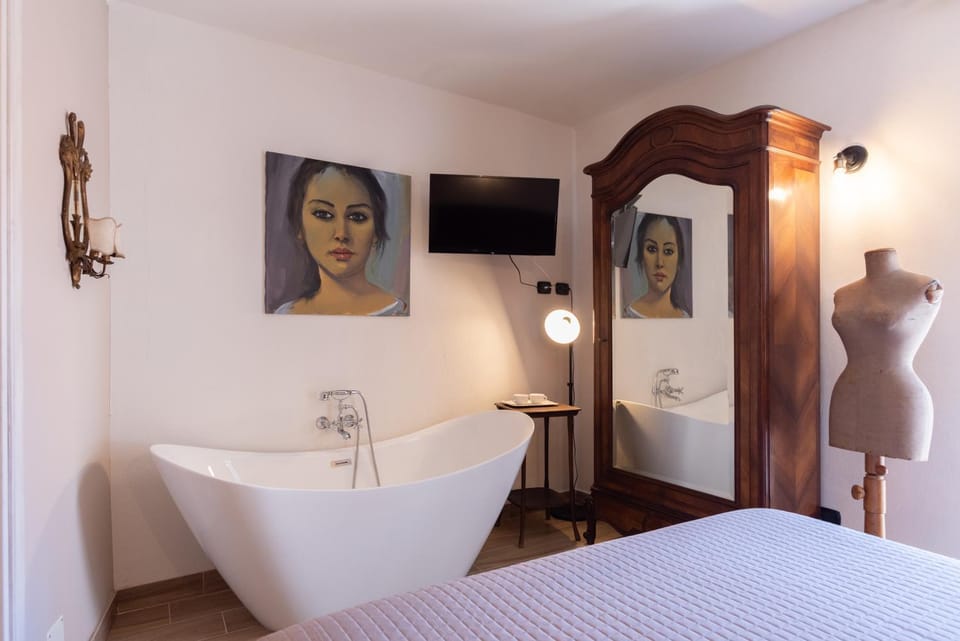 Photo of the whole room, Decorative detail, Bedroom, Bath