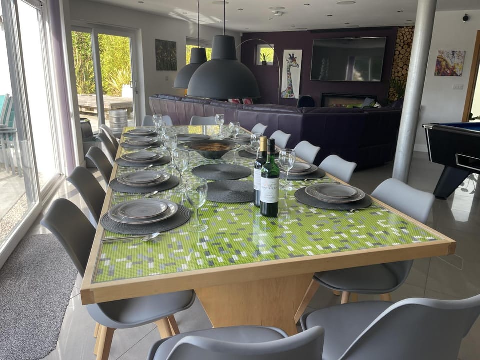5 Bed House-Sleeps 14-Hot Tub-Bar-Garden-Parking House in West Devon District