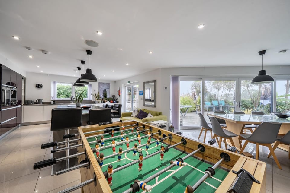 5 Bed House-Sleeps 14-Hot Tub-Bar-Garden-Parking House in West Devon District