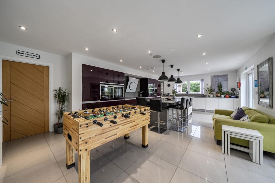 5 Bed House-Sleeps 14-Hot Tub-Bar-Garden-Parking House in West Devon District