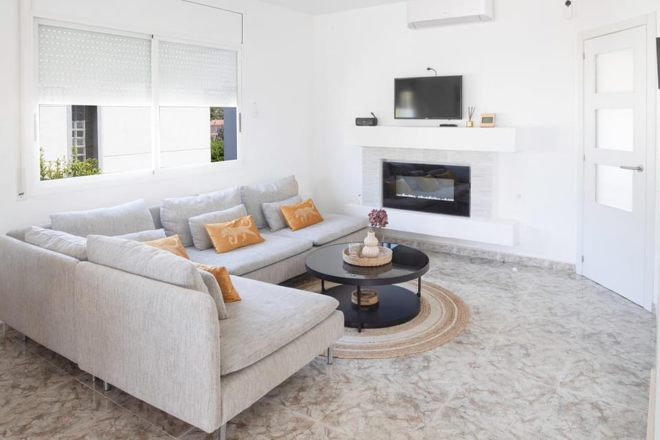 TV and multimedia, Living room, fireplace